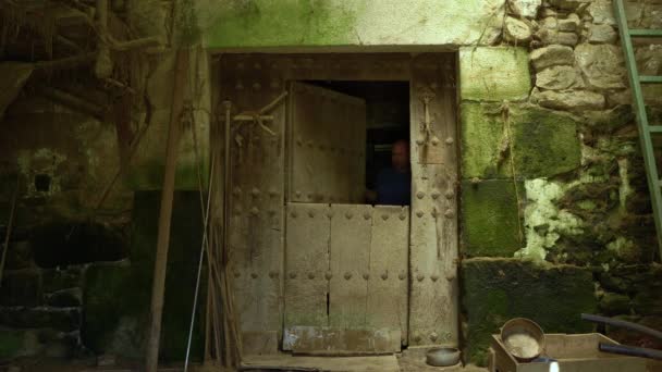 Ένας Ενήλικας Ανοίγει Μια Ξύλινη Πόρτα Ένα Αγροτόσπιτο Βγαίνει Έξω — Αρχείο Βίντεο