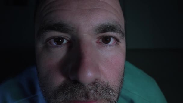 Karanlıkta Dikkatle Bakan Bir Adamın Gözlerini Kapat — Stok video