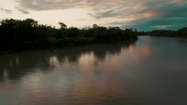 Latanie Nad Amazonką Zachmurzonym Niebem Zachodzie Słońca Ekwadorze Zdjęcia Lotnicze — Wideo stockowe