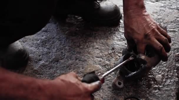 Viejo Latino Trabajando Taller Mecánico Mexicano Manteniendo Cambiando Pistón Sucio — Vídeo de stock