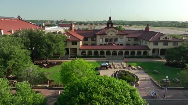 Fort Worth Live Stock Exchange Building Bandera Estadounidense Worth Aérea — Vídeo de stock