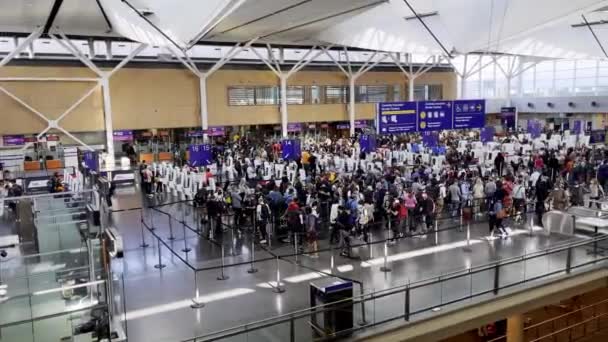 Las Personas Haciendo Cola Aeropuerto Cuando Acaban Aterrizar Deben Pasar — Vídeos de Stock