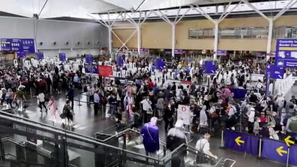 Las Personas Haciendo Cola Aeropuerto Cuando Acaban Aterrizar Deben Pasar — Vídeos de Stock