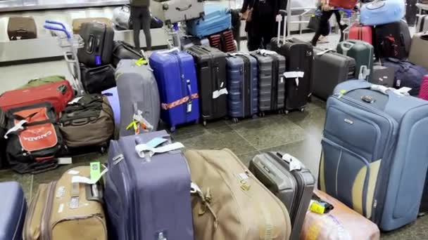 Yolcular Tarafından Zamanında Alınamayan Bir Sürü Kayıp Bavul Havaalanlarındaki Personel — Stok video
