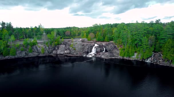 Strömender Wasserfall Fließt Felswand Hinunter Dunklen See Mit Saftig Grünem — Stockvideo