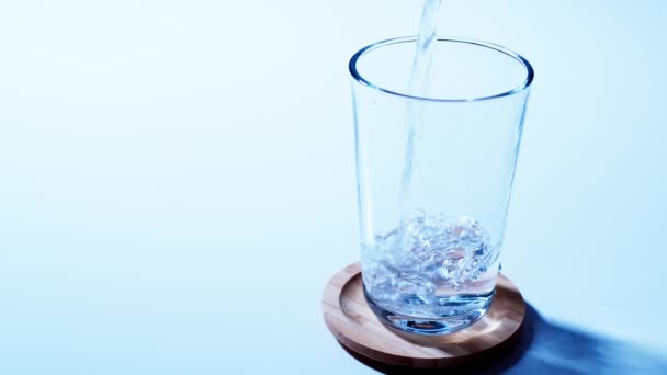 Rent Vatten Hällde Glas Närbild Med Långsam Rörelse — Stockvideo