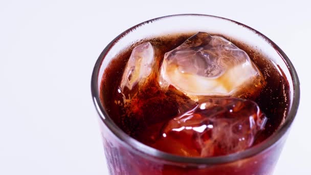 Coca Cola Nalije Sklenice Láhve Bílé Pozadí — Stock video