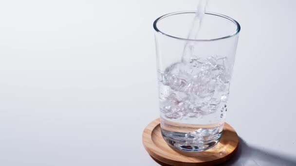 Agua Pura Vertida Primer Plano Del Vidrio Con Cámara Lenta — Vídeos de Stock