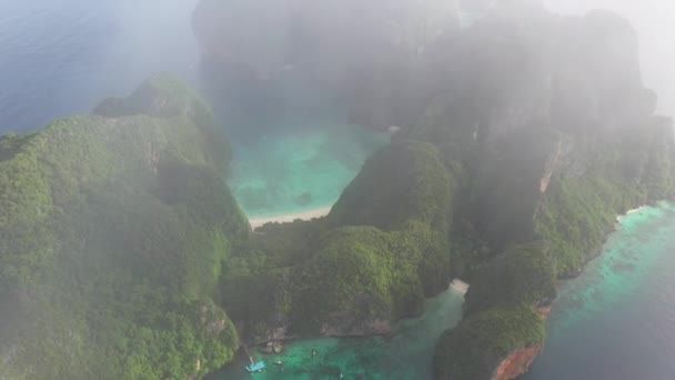 Вид Повітря Затоку Майя Острів Пхі Дрони Літають Крізь Хмари — стокове відео