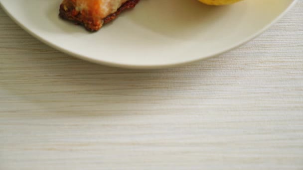 Τηγανητό Σολομό Ψάρι Και Πατάτες Λεμόνι Στο Πιάτο — Αρχείο Βίντεο