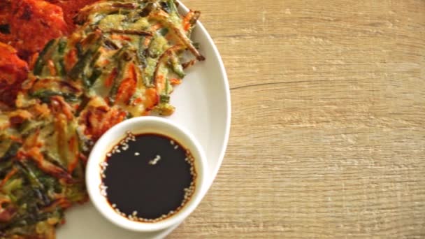 パセオンまたは韓国のパンケーキと韓国のキムチパンケーキまたはキムチ 韓国の伝統的な食品スタイル — ストック動画