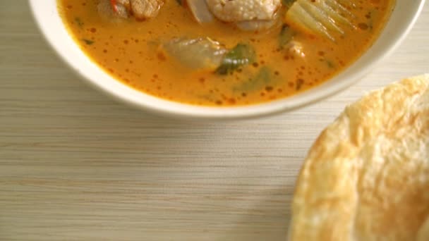 Chicken Curry Suppe Mit Roti Oder Naan Mit Chicken Tikka — Stockvideo