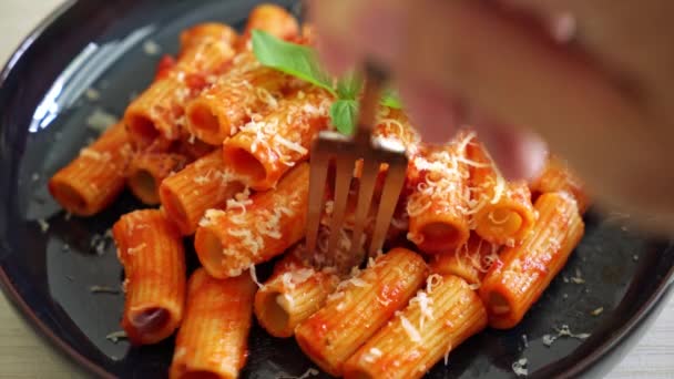 Rigatoni Pasta Met Tomatensaus Kaas Traditionele Italiaanse Pasta — Stockvideo