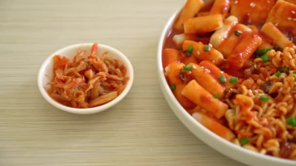 Koreański Makaron Instant Koreańskim Ciastem Ryżowym Rybnym Ciastem Gotowanym Jajkiem — Wideo stockowe