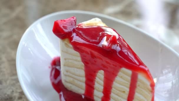 Vanilla Crepe Cake Dengan Raspberry Dan Saus Strawberry Piring — Stok Video