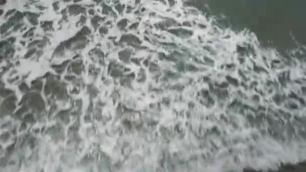 Dramatic Aerial Shot Flying Breaking Waves Tilt Reveal Sea Horizon — Stockvideo