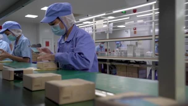 Чоловік Упаковує Коробки Вапняками Автоматичній Складальній Лінії Заводу Шеньчжені Китай — стокове відео