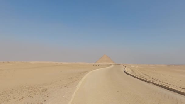 Widok Kamiennej Ścieżki Prowadzącej Przez Pustynię Czerwonej Piramidy Dahshur — Wideo stockowe
