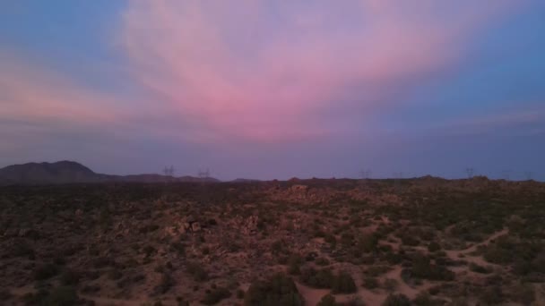 Дрон Медленно Спускается Пустыне Аризона Показывая Старый Знак Заброшенное Здание — стоковое видео