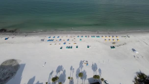 Flying Beach Resort Beach Chairs Continuing Ocean Camera Shows Transition — Vídeos de Stock