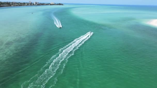 照相机在船与船之间飞行 它们在一个小海湾口附近的小径上穿行 进入广阔的海洋 — 图库视频影像