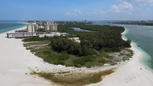 Flyger Över Punkten För Stor Vit Sandstrand Floridas Strand Ligger — Stockvideo