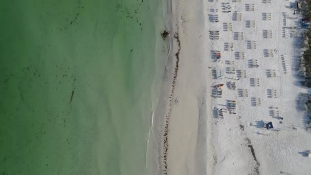 Vídeo Câmera Lenta Ondas Batendo Praia Frente Resort Praia Cadeiras — Vídeo de Stock