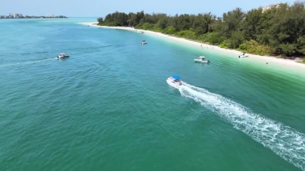 Überfliegen Eines Abgelegenen Strandes Mit Booten Die Sich Bewegen Und — Stockvideo