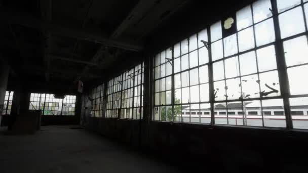 Verwüstete Fenster Verlassener Lagerhalle — Stockvideo