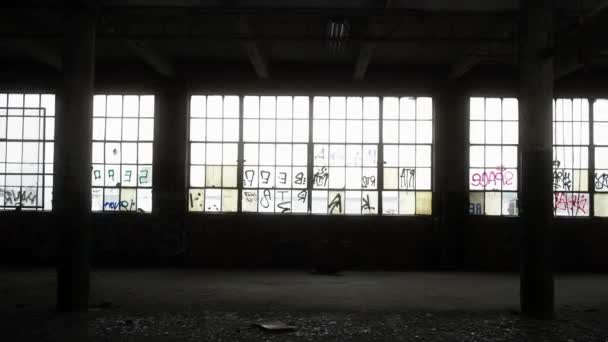 Duże Okna Opuszczonym Magazynie — Wideo stockowe