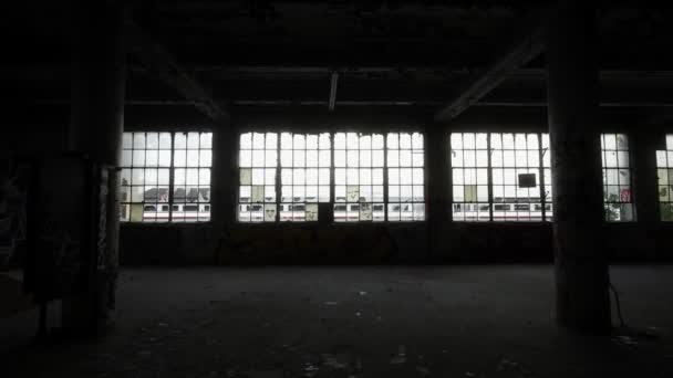 Grandes Ventanas Almacén Abandonado — Vídeos de Stock