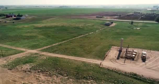 Stigande Skott Rancher Nära Fracking Pad Och Mjölkfält Northern Colorado — Stockvideo