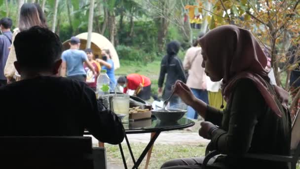 Yogyakarta Indonezja Maja 2022 Azjata Jedzący Lunch Muzułmanką Kawiarni Świeżym — Wideo stockowe