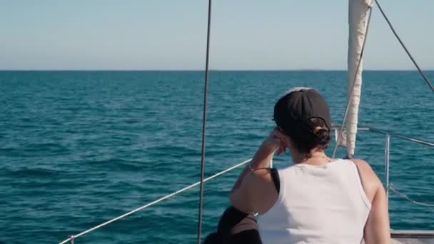 南太平洋の帆を楽しむ帆船の船首に座っている女性 — ストック動画