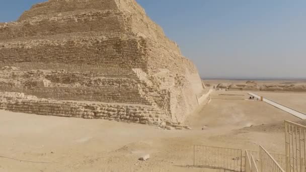 以缓慢倾斜视图显示顶部的Saqqara阶梯金字塔 — 图库视频影像