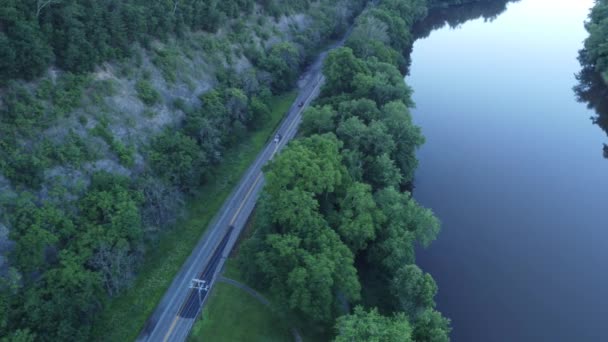 川の水の近くにある道路を走る車は — ストック動画