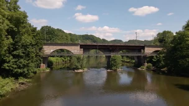 Mosca Aérea Através Tiro Uma Ponte Trem Pedra Dentro Natureza — Vídeo de Stock