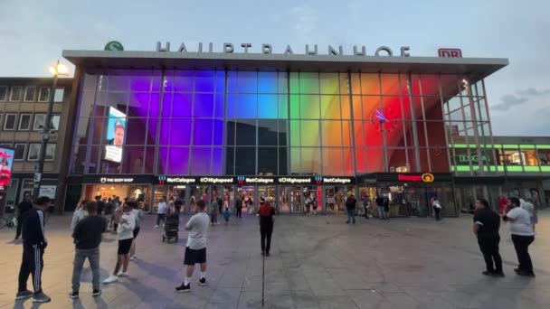 在科隆的主火车站 彩虹灯饰的荣耀游行 2022年6月19日 德国科隆 — 图库视频影像