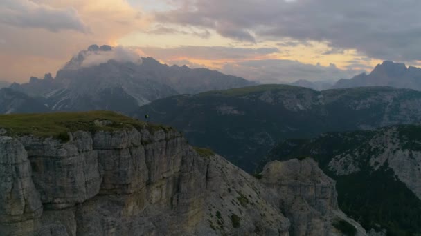 Veduta Aerea Dell Escursionista Immersa Magnifici Paesaggi Dolomitici Altoatesini Tre — Video Stock