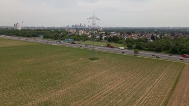 在乌云密布的日子里 高速公路A66以德国法兰克福的天际线为背景 空中广角滑块射击 — 图库视频影像