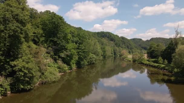 Sieg Stroomt Rustig Tussen Weelderige Groene Rivieroevers Onder Een Blauwe — Stockvideo