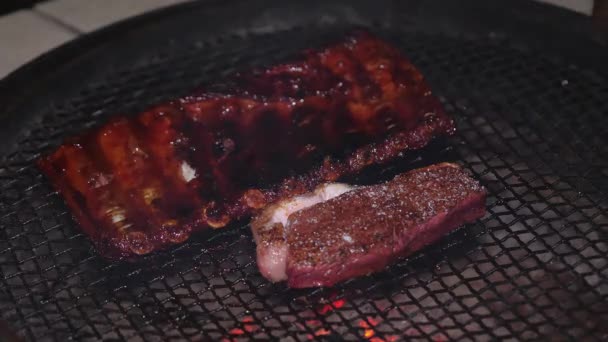 Kaukasische Hände Mahlen Salz Auf Schmackhaftem Steakgrillen Auf Barbecue Braai — Stockvideo