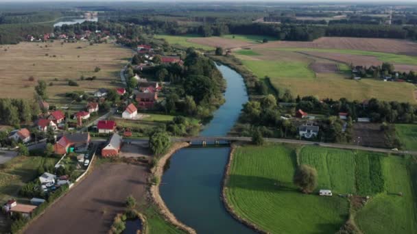 Luchtfoto Van Een Klein Dorp Boerderijen Aan Rivier Camera Kantelt — Stockvideo