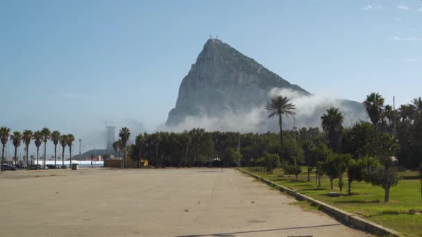 Montaña Roca Gibraltar Rodeada Nubes Humo Palmeras — Vídeos de Stock