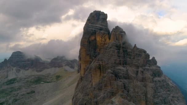 南蒂罗尔白云岩雄伟的巨石阵山顶岩石形成景观上的云彩空中景观 — 图库视频影像