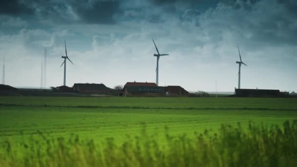 Turbinas Eólicas Campo Verde Fazenda Exuberante Nuvens Escuras Tempestuosas Céu — Vídeo de Stock