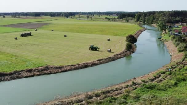 Foto Aérea Agrícola Tractor Recogiendo Fardos Heno Junto Río Con — Vídeo de stock