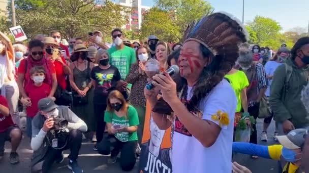 Indigène Coiffé Une Coiffe Plumes Andines Prononce Discours Lors Manifestation — Video