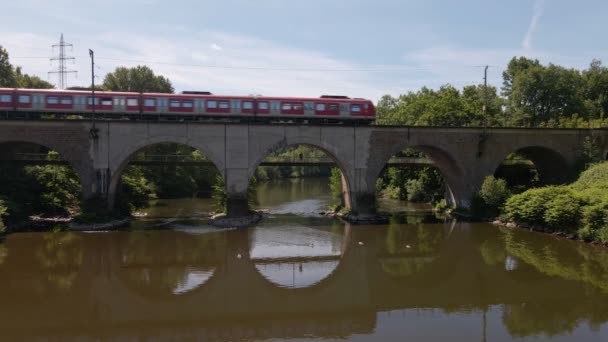 Train Voyageurs Rouge Traversant Chevalet Briques Allemagne Par Une Belle — Video