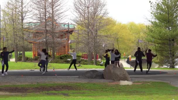 Mannen Vrouwen Oefenen Dance Routine City Park — Stockvideo